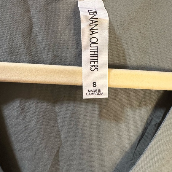 Green V-neck Blouse - Picture 2 of 3